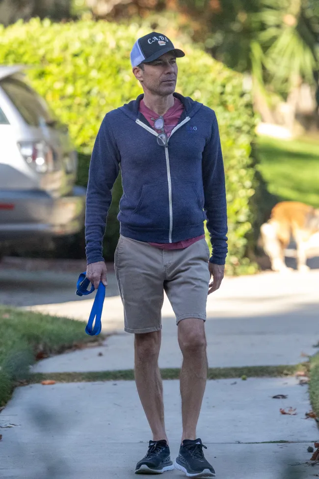 La estrella de “Will & Grace” sacó a pasear a su perro por su vecindario de Los Ángeles el jueves.