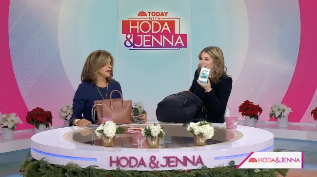 Hoda Kotb y Jenna Bush Hager revelaron cada una los artículos extraños en sus bolsos.NBC