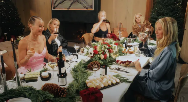 En el anuncio, varios Paltrow diferentes estaban sentados alrededor de una mesa navideña.