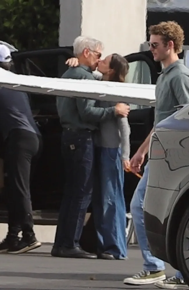 Harrison Ford y Calista Flockhart fueron vistos besándose en el aeropuerto el domingo.