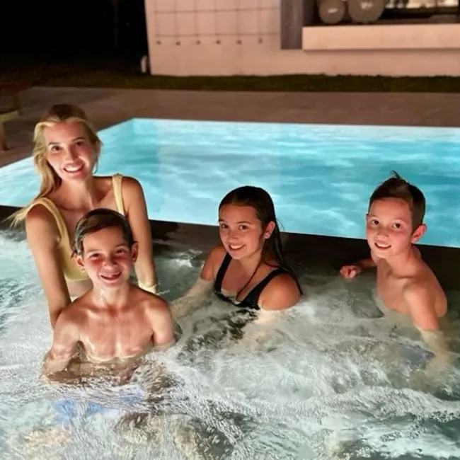 Ivanka Trump fue a nadar por la noche el Día de Acción de Gracias con sus tres hijos, Arabella, Joseph y Theodore, en su gran mansión de Miami.