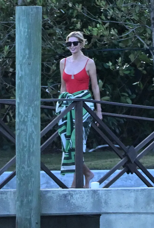 Ivanka Trump mostró su figura en forma con un traje de baño rojo brillante en fotografías tomadas afuera de su casa en Miami el domingo.