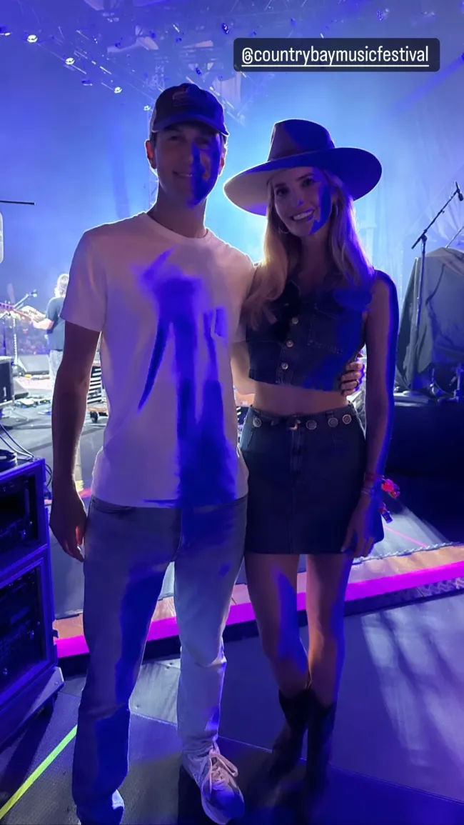 Ivanka Trump y Jared Kushner lucieron looks casuales para asistir al Festival de Música Country Bay en Miami el domingo.