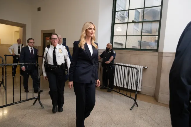Ella vistió un traje conservador para testificar en el juicio de la semana pasada.