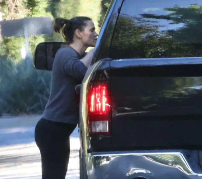 La actriz se inclinó hacia la ventanilla del lado del conductor antes de lanzarle un beso.
