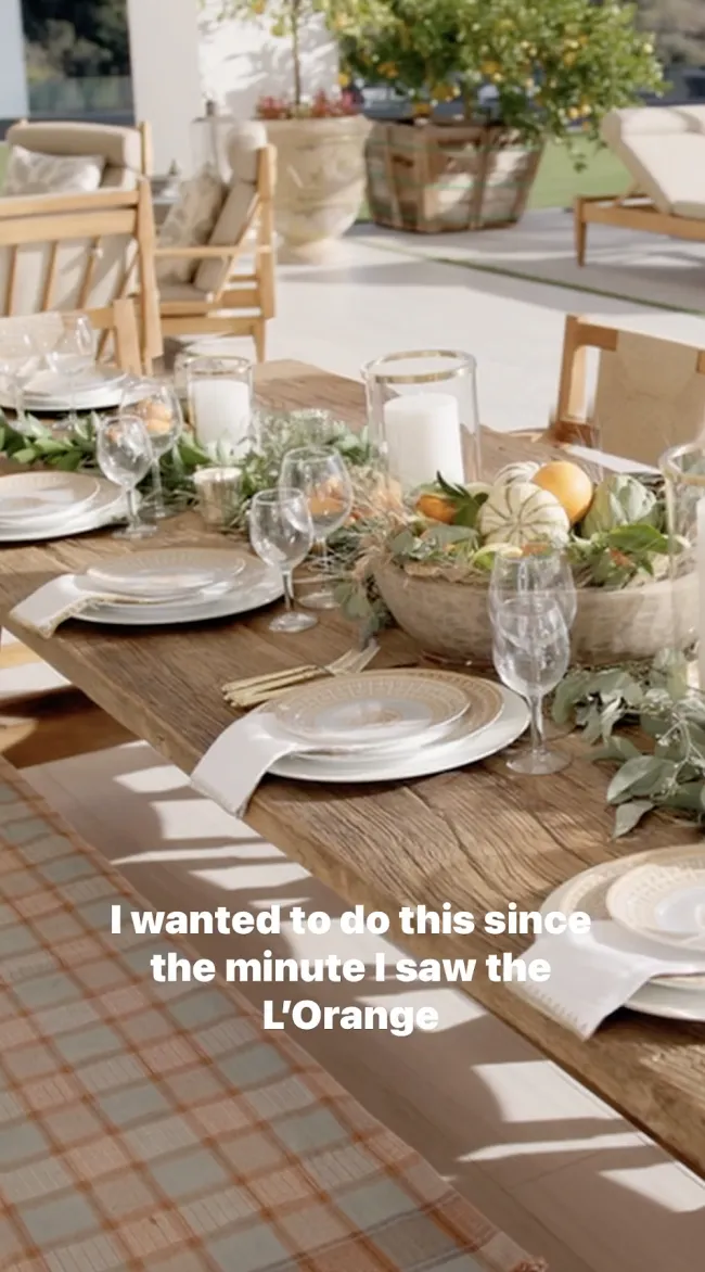 Ella mostró los costosos platos y el centro de mesa a través de Instagram el jueves.