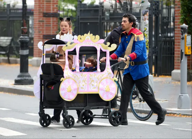 El orgulloso padre llevó a sus hijas en un carruaje de princesa por Nueva York en Halloween.