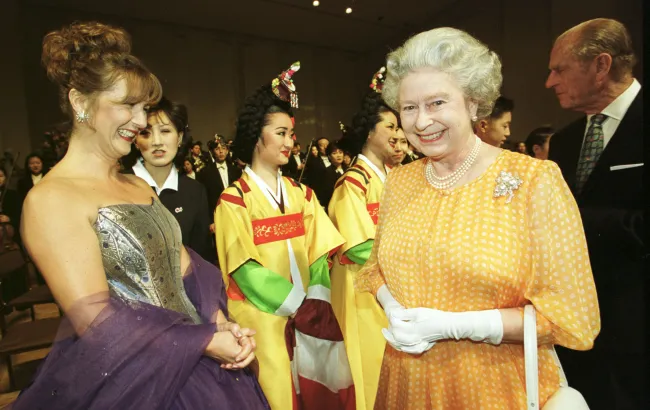 La reina Isabel usó el broche de perlas a juego con sus aretes durante una fiesta en 1999 por su 73 cumpleaños.