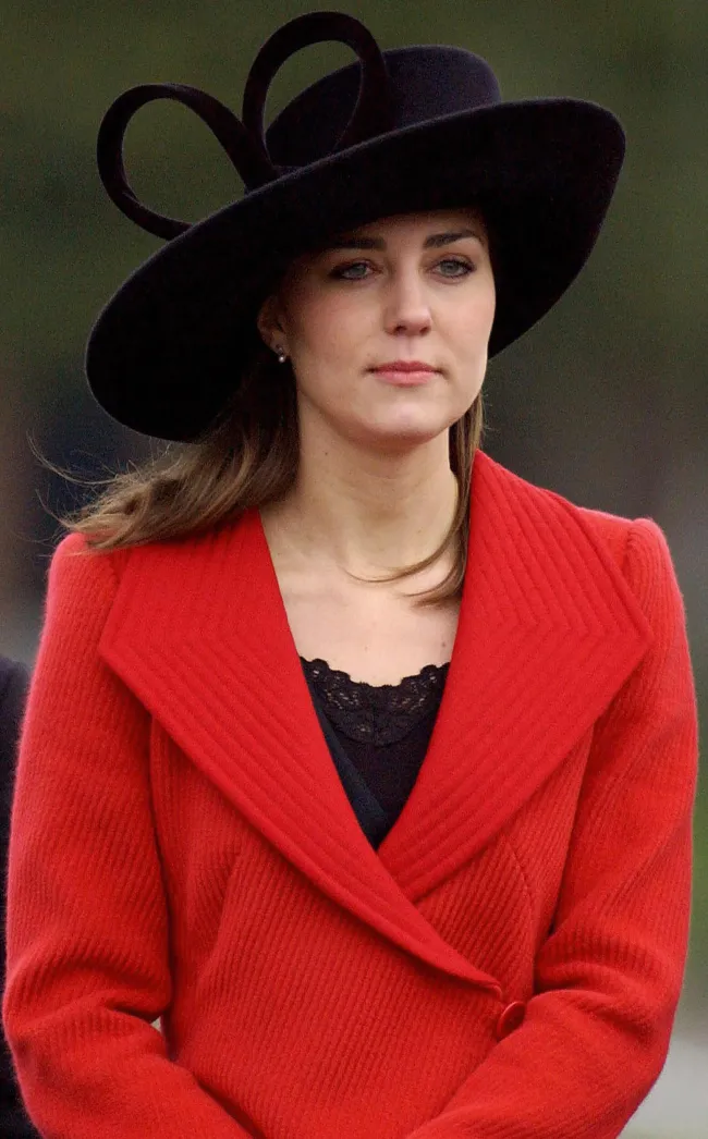 Una joven Middleton usó el mismo sombrero de Philip Treacy en la graduación militar de su entonces novio, el príncipe William, en 2006.