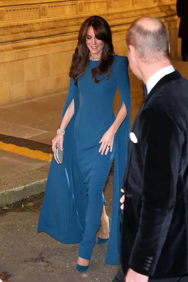 Kate Middleton eligió hombros poderosos para el Royal Variety Show 2023 el jueves en Londres.