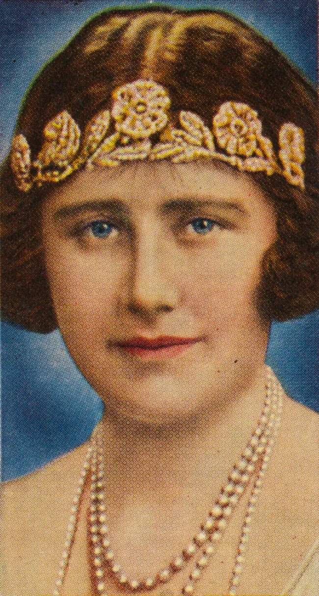 La Reina Madre prefirió llevar la Strathmore Rose Tiara como diadema.
