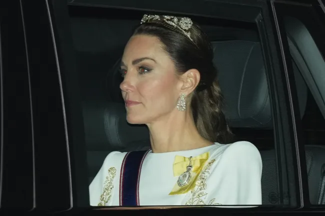 La princesa lució un par de aretes de diamantes de la reina Isabel II con su tiara.