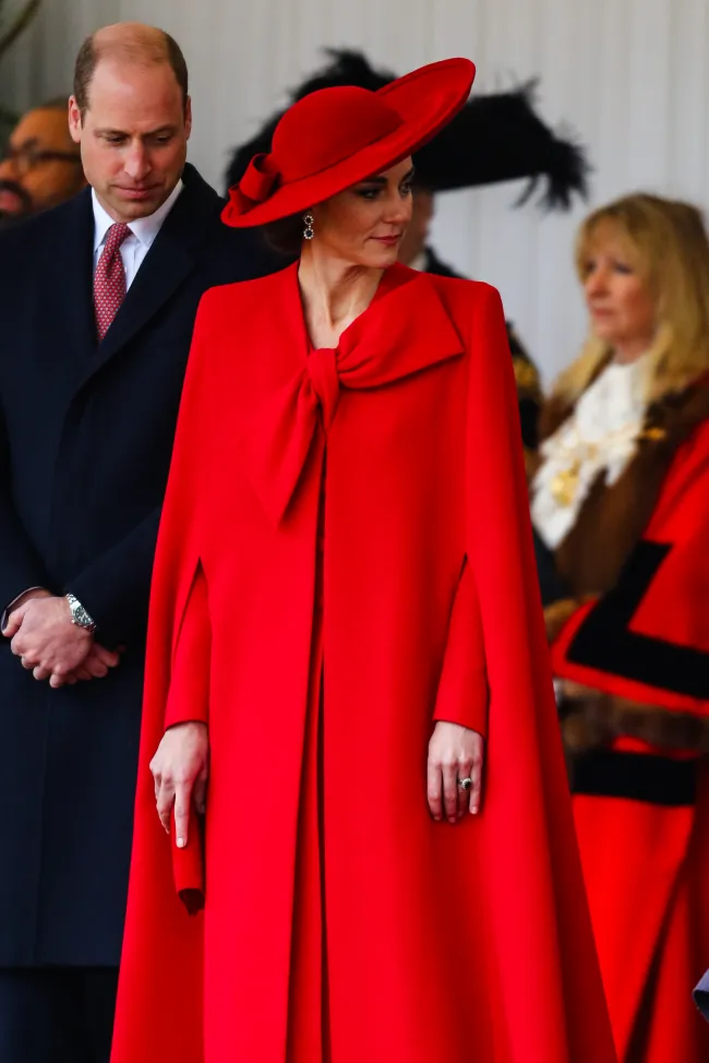 La Princesa de Gales lució un espectacular look con capa el martes temprano.