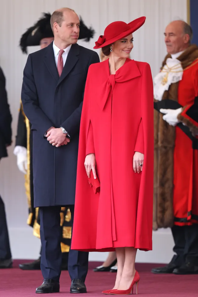 La Princesa de Gales vistió una festiva capa roja para dar la bienvenida a Londres al presidente y a la primera dama de Corea del Sur.