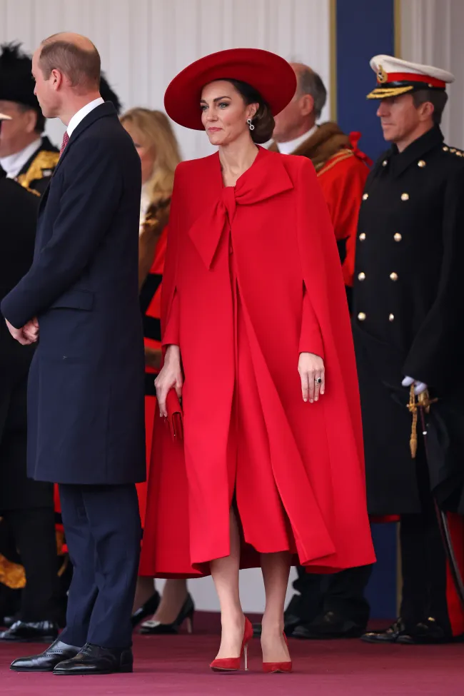 La realeza se mantuvo abrigada con un abrigo y una capa al mismo tiempo.