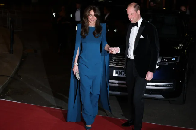 Kate Middleton y el príncipe William sonrieron e ignoraron las preguntas de los periodistas sobre el libro de Omdi Scobie.AFP vía Getty Images