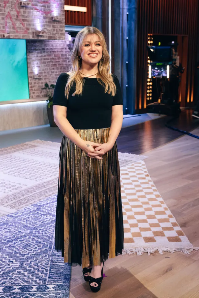 Kelly Clarkson lució un nuevo peinado durante el episodio del lunes de su programa de entrevistas.
