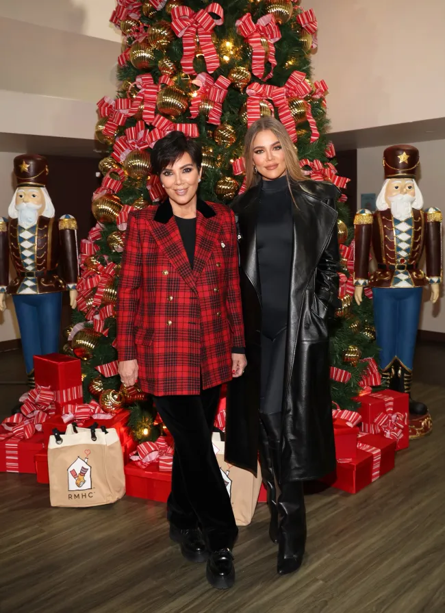 El fundador de Good American compartió un momento navideño con su mamá Kris Jenner en noviembre pasado.