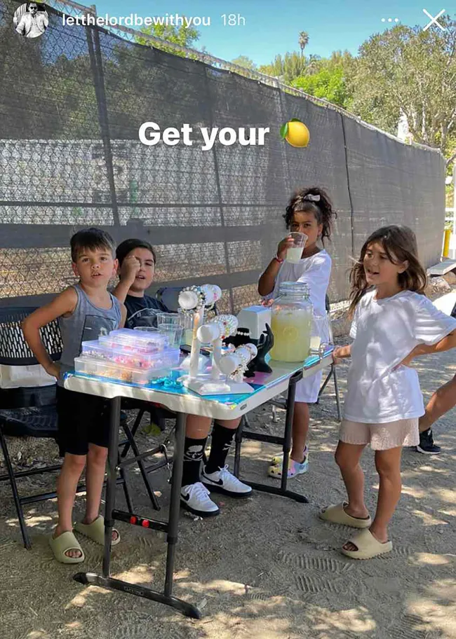 La madre de cuatro hijos bromeó diciendo que el puesto de limonada de su hija era una 