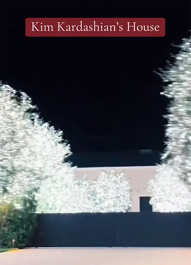 Un usuario de TikTok también compartió imágenes de la exhibición, que iluminaba la casa de Kardashian.jardines de celebridades/TikTok