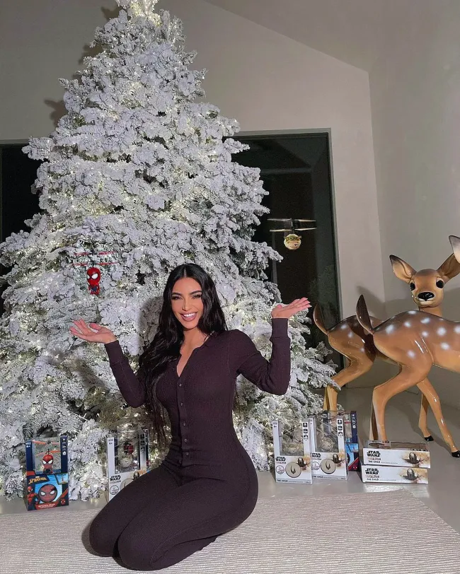 La estrella de “Kardashians” siempre exagera con la decoración navideña.HobbyTron.com/Mega