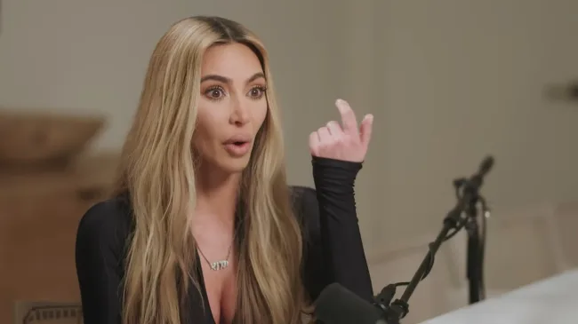 Kim Kardashian dice que el divorcio de su madre Kris Jenner de su difunto padre, Robert Kardashian Sr., la ayudó a superar su propia separación de su exmarido Kanye West.