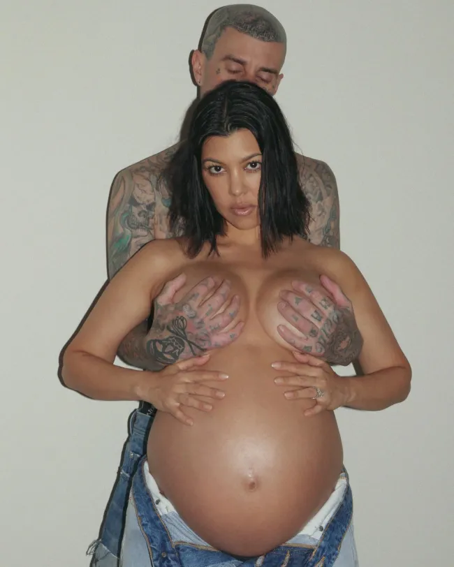 Kourtney Kardashian hizo topless en un tributo de cumpleaños de NSFW a su esposo Travis Barker.
