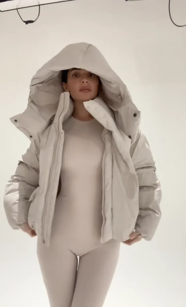 Los fanáticos acusan a Kylie Jenner de copiar a Kanye West en la última colección de su nueva marca de ropa, Khy.
