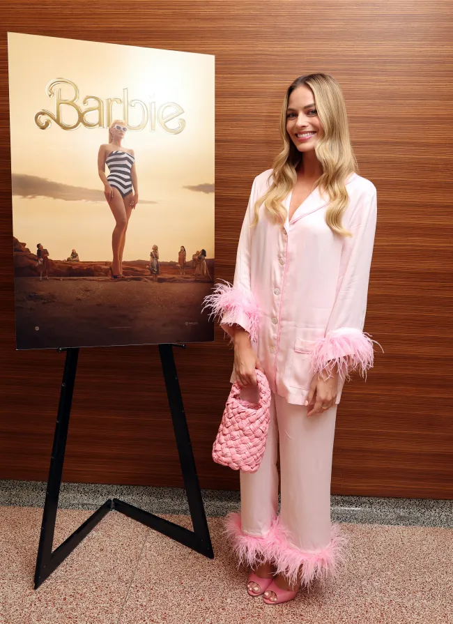 Robbie usó un elegante pijama rosa para la proyección de la película el sábado.