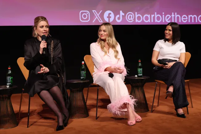 Robbie se unió a su coprotagonista de “Barbie”, América Ferrera, y a la directora Greta Gerwig en la proyección.
