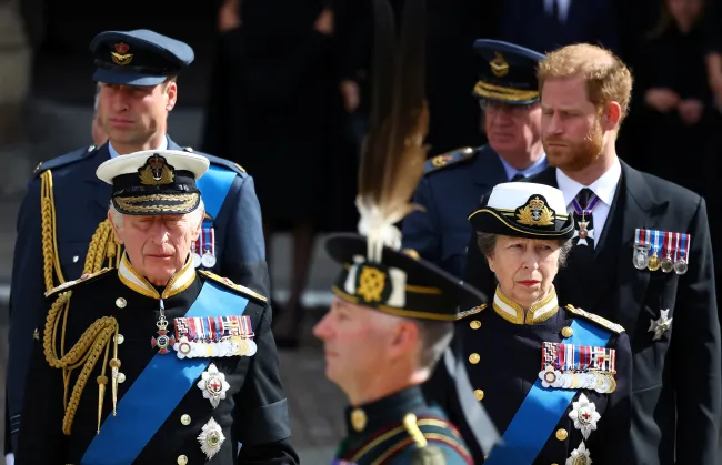 Según los informes, los miembros de la familia real están hartos de la renuencia del rey Carlos III a reconciliarse con el príncipe Harry.