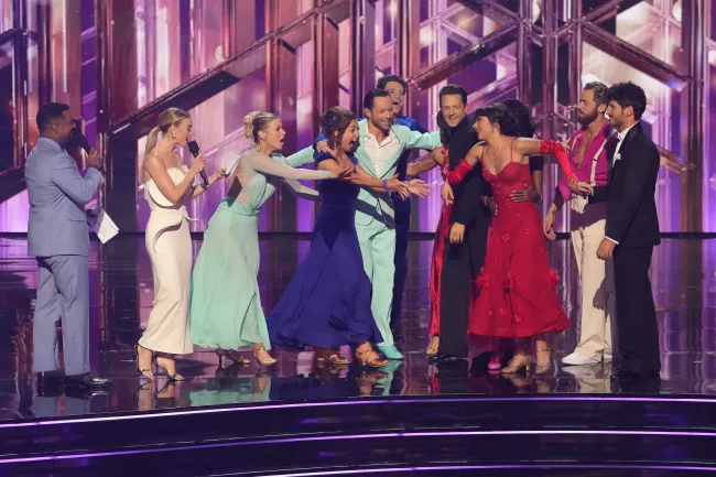 Por primera vez en la historia del programa, cinco parejas de baile competirán en el final de la temporada 32 de la próxima semana.La compañía Walt Disney
