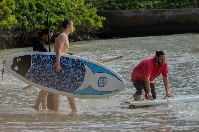 Kevin Federline fue a surfear con sus hijos Sean Preston y Jayden James, a quienes comparte con su ex esposa Britney Spears, en Hawaii el martes.