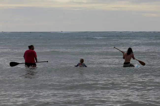 El ex bailarín de respaldo y sus hijos remaron en el océano.