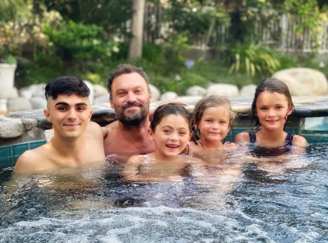 La actriz de “Transformers” comparte hijos, Noah, Bodhi y Journey, con su exmarido Brian Austin Green (segundo desde la izquierda).brianaustingreen/Instagram