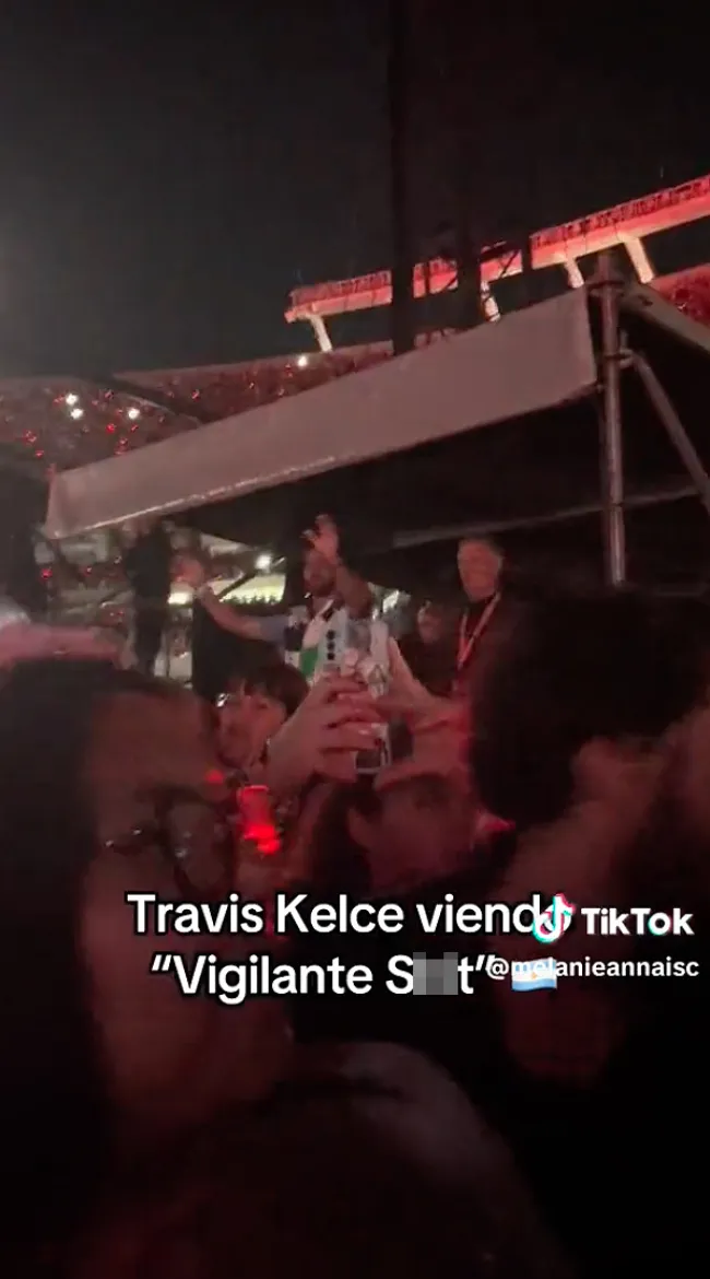 Travis Kelce parecía estar pasando un buen rato viendo actuar a su novia Taylor Swift el sábado.