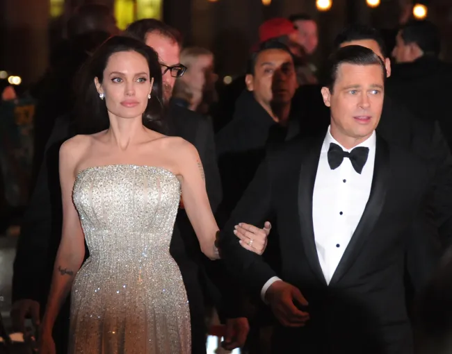 Este es el primer romance serio de Pitt desde su separación de Angelina Jolie en 2016, según la fuente.