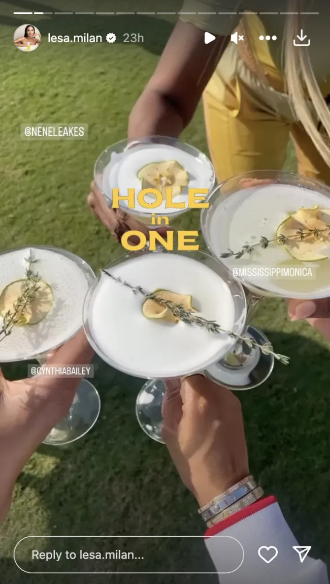 Las damas disfrutaron de bebidas en el campo de golf.