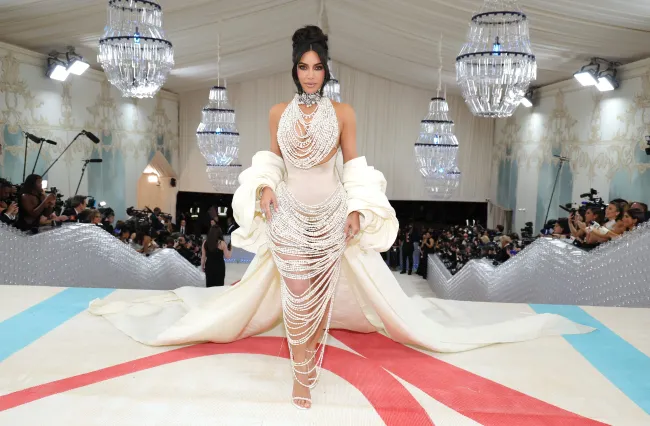 Kim lució un vestido cubierto de perlas en la Met Gala.