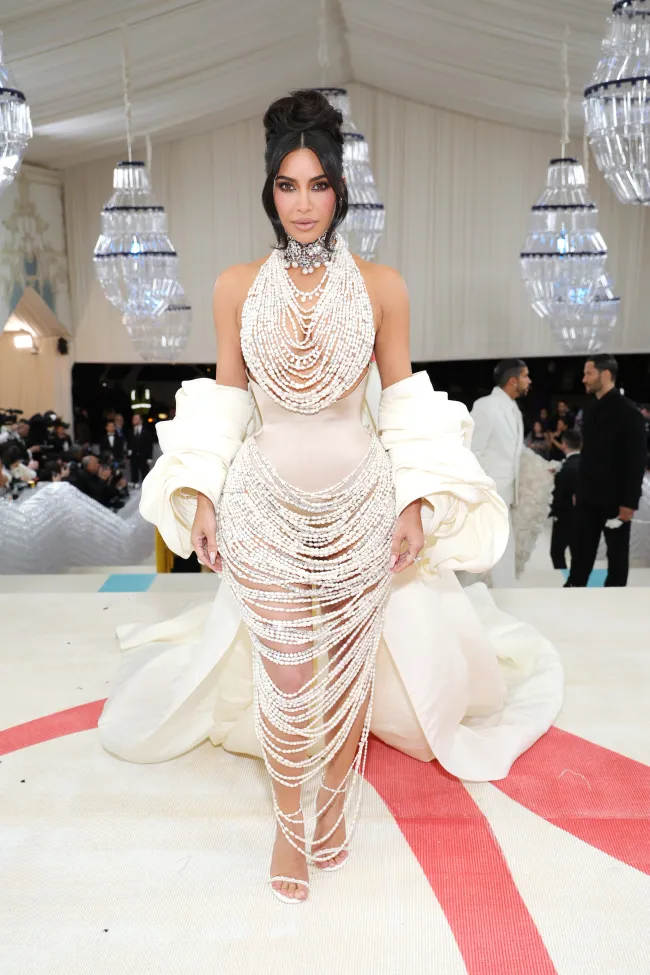 Mientras que el vestido Schiaparelli de Kim Kardashian tenía 50.000 perlas de agua dulce, North dijo que parecían 