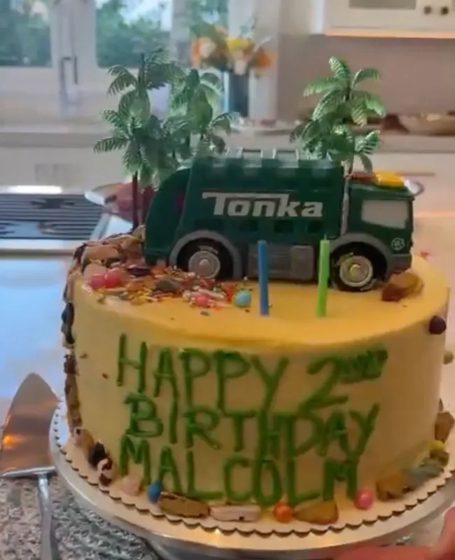 Las festividades incluyeron un pastel de cumpleaños del camión Tonka.