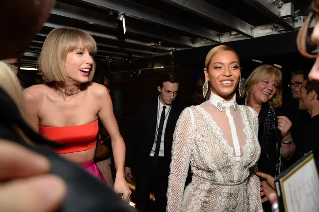 Swift, que ha sido amiga de Beyoncé durante mucho tiempo, estuvo en el escenario en Brasil al mismo tiempo que su estreno repleto de estrellas.