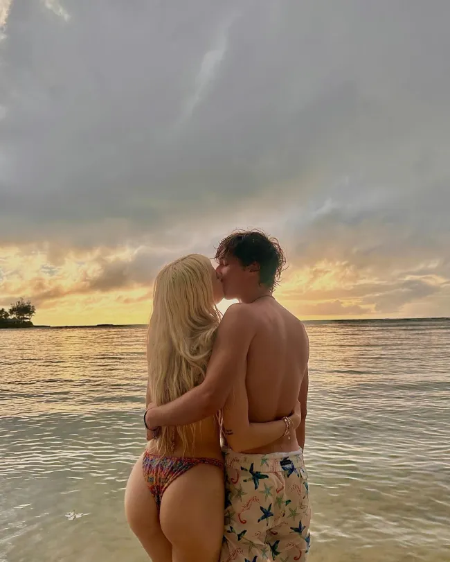 Las fotos de celebración que publicó la mostraban a ella y a su novio contemplando la puesta de sol hawaiana y besándose mientras estaban parados en el agua.