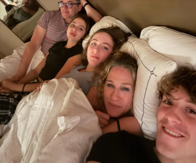 Sarah Jessica Parker, Matthew Broderick y sus tres hijos posaron para una rara selfie.