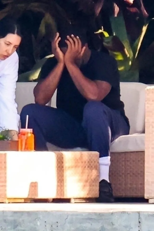 Sean “Diddy” Combs parecía estresado afuera de su casa en Miami el sábado.