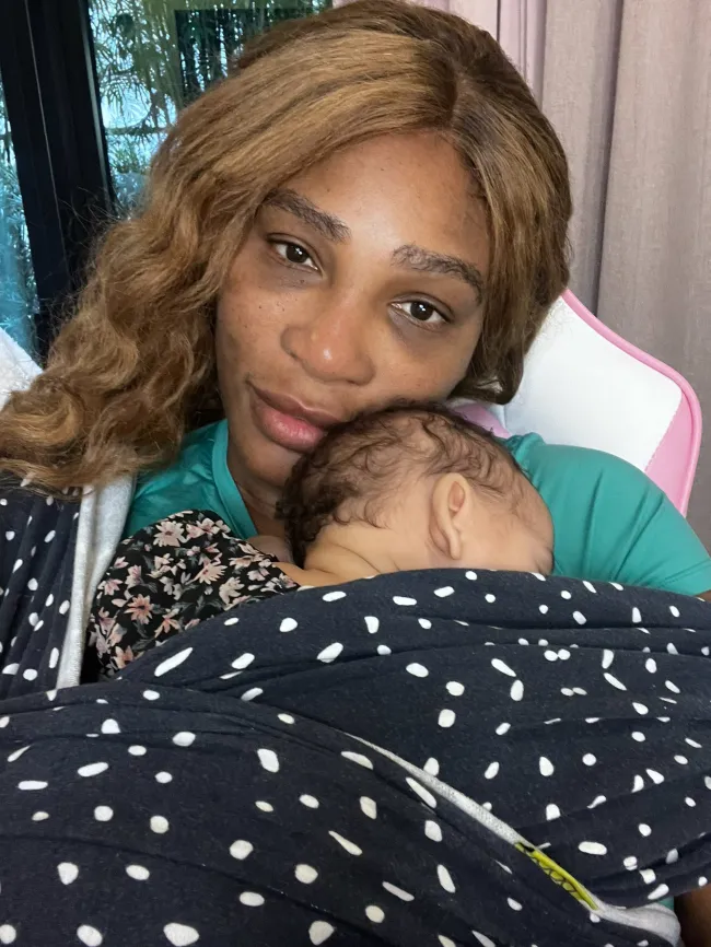 Serena Williams compartió una dulce foto de ella abrazando a su hija de 3 meses, Adira, el martes.