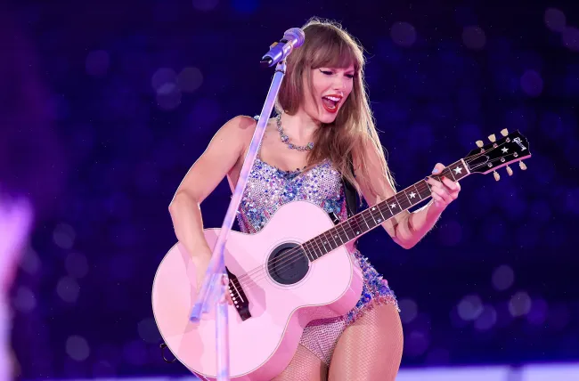 Taylor Swift lució alegre durante su show del viernes por la noche en Brasil, que tuvo lugar una semana después de que un fan muriera en su concierto en Río de Janeiro.