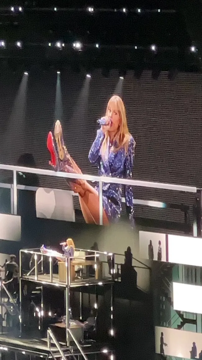 Taylor Swift canalizó a “Barbie” durante su actuación del lunes por la noche en Río de Janeiro, Brasil, después de que se le desprendió el tacón de la bota.