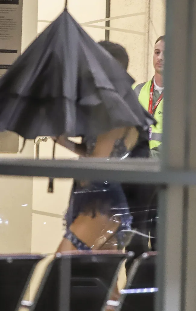 A pesar de sostener un paraguas, Swift fue fácilmente vista con su traje de lentejuelas azul.