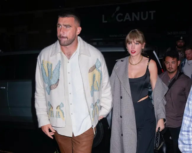 Taylor Swift aterrizó en Missouri para visitar a Travis Kelce.